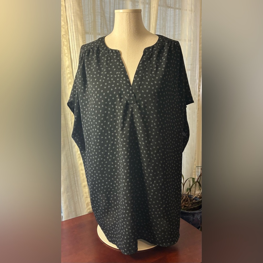 EVRI Black Split-Neck Short Sleeve Blouse with Tiny Light Gray Hearts